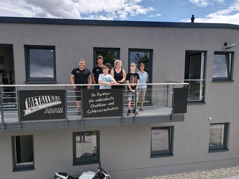 Das Team vor dem Bürogebäude von Metallbau Adam